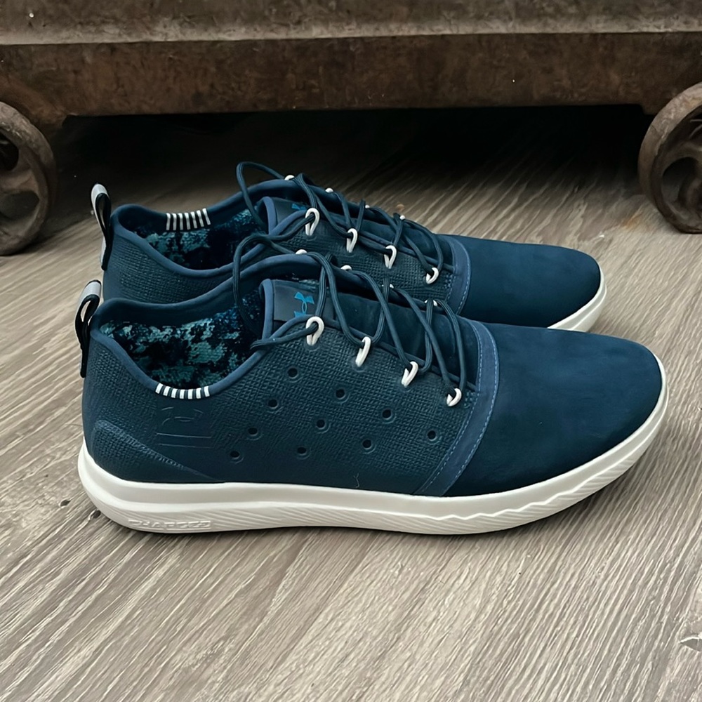 Underarmour charged sneakers/9.5